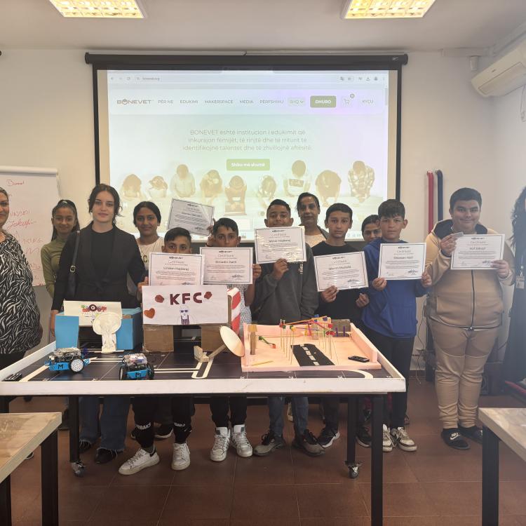 Tetë fëmijë janë certifikuar për pjesëmarrje në kursin për shkencë, teknologji dhe art në BONEVET Gjakova 